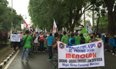 Belum Selesai, Ribuan Mahasiswa dan Buruh di Jambi Kembali Lakukan Aksi Tolak UU Cipta Kerja
