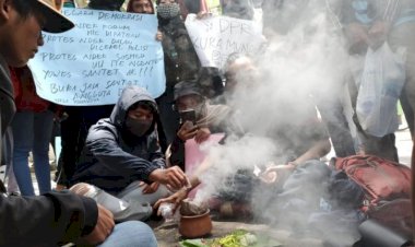 Ngeri!! "Dukun Santet" Ikut Demo UU Ciptaker di Banyuwangi: Yo Wes Santet Wae