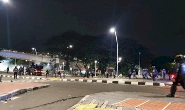 Bentrokan di Jatibaru Sore Ini, Massa Lempar Batu: Keluarin Semua Gas Air Mata Lo!