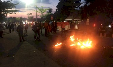 Bentrok Polisi & Massa Aksi Penolakan UU Cipta Kerja di Jambi Tak Terelakkan, Motor Dinas Polisi Dibakar