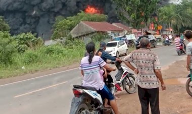 Gudang Penampungan Minyak di Kenali Asam Bawah Kota Jambi Terbakar