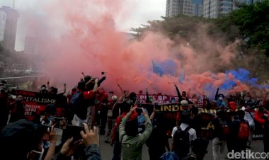 Hari Sumpah Pemuda! Aksi Buruh Tolak Omnibus Law, Bacakan Sumpah & Lempar Smoke Bomb