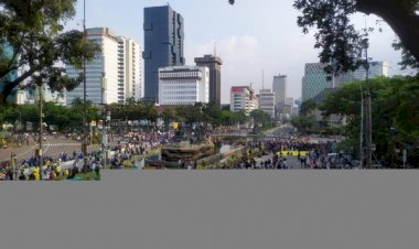 Terus Bertambah, Ini Penglihatan Massa Demo di Patung Kuda Sore Ini