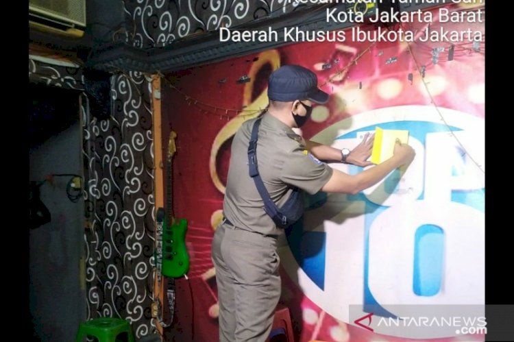 Tegas! Satpol PP DKI Jakarta Segel Top 10 karena Layani Tamu Saat PSBB
