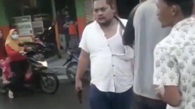 Pria Gondrong Ini Menenteng Pistol Ribut dengan Tukang Parkir, Ternyata...