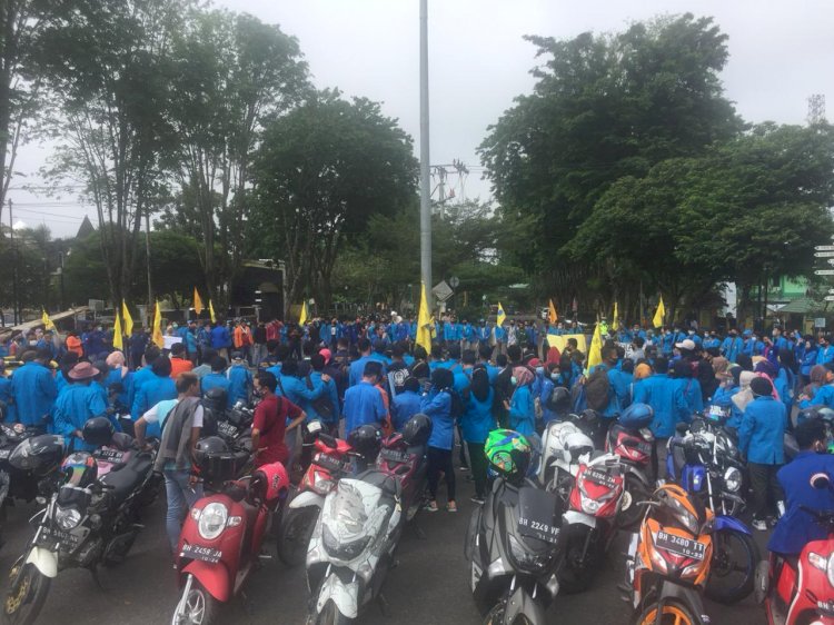 Tolak UU Cipta Kerja, Ratusan Kader PMII Geruduk Kantor DPRD Kota Jambi