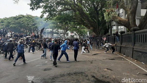 Memanas, 'Hujan Batu' Mewarnai Demo Tolak Omnibus Law di Malang