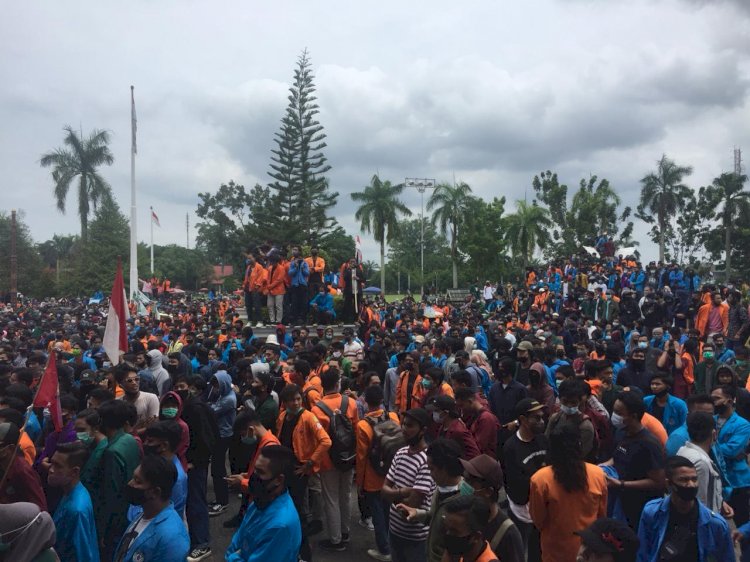 Aksi Tolak UU Cipta Kerja di Jambi Ricuh, 8 Mahasiswa Dilarikan ke RSUD