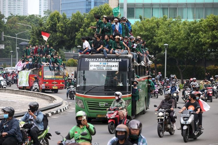 Ribuan Massa Tolak Omnibus Law, Demo Ricuh di Harmoni