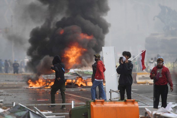 Jakarta Mencekam! Demo Tolak UU Ciptaker dan Bentrokan Massa-Polisi Terjadi