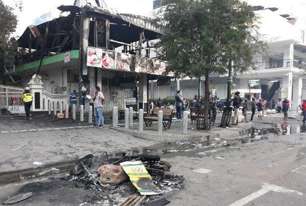 Demo Tolak UU Cipta Kerja di Yogya Berujung Rusuh & Fasilitas DPRD Rusak, Sultan HB X: Jangan Anarkis