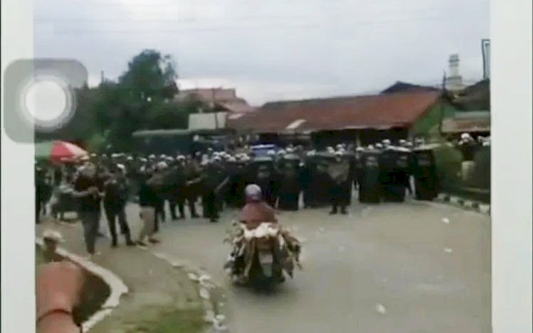 Emak-emak Ini Santuy Bawa Bebek Terobos Barikade Polisi Saat Demonstrasi Jadi Viral
