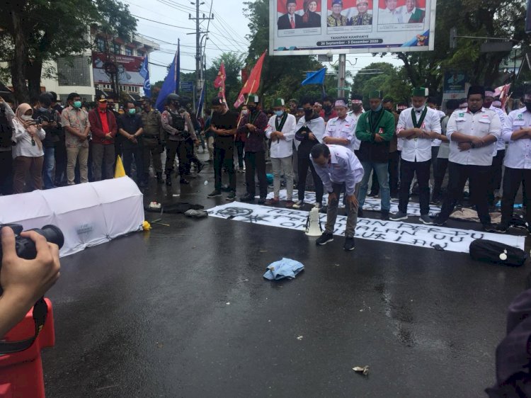 Situasi Demonstrasi di Jambi, Mulai Sholat Dzuhur Berjamaah di Tengah Hujan, Hingga Tolak Dialog dengan Ketua DPRD Provinsi