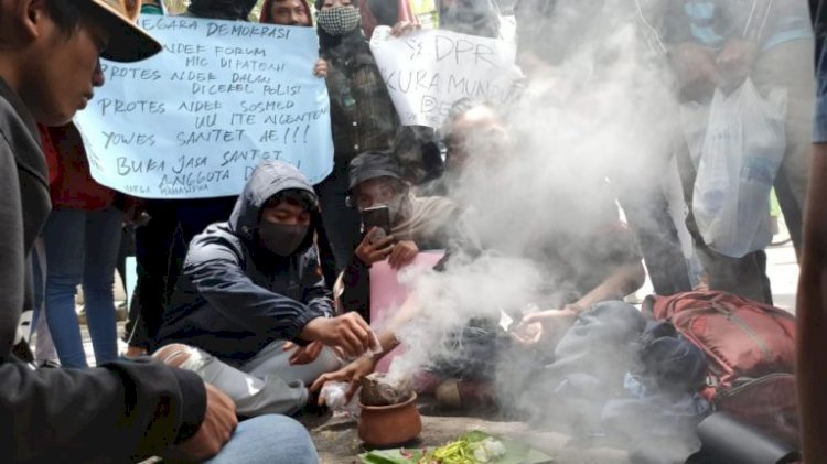 Ngeri!! "Dukun Santet" Ikut Demo UU Ciptaker di Banyuwangi: Yo Wes Santet Wae