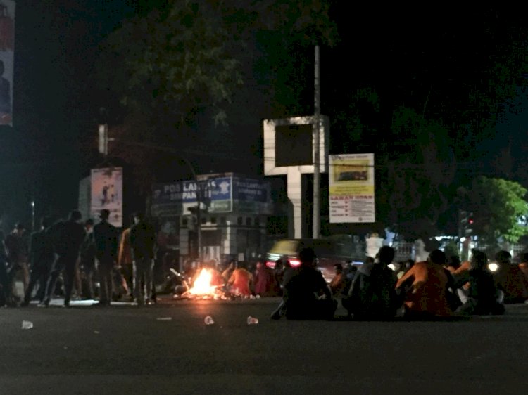 Massa Penolakan UU Omnibus Law Tetap Bertahan Hingga Pj Gubernur Jambi Temui Mereka