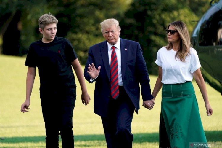Barron Positif COVID-19, Trump Malah Sarankan Sekolah Dibuka Lagi