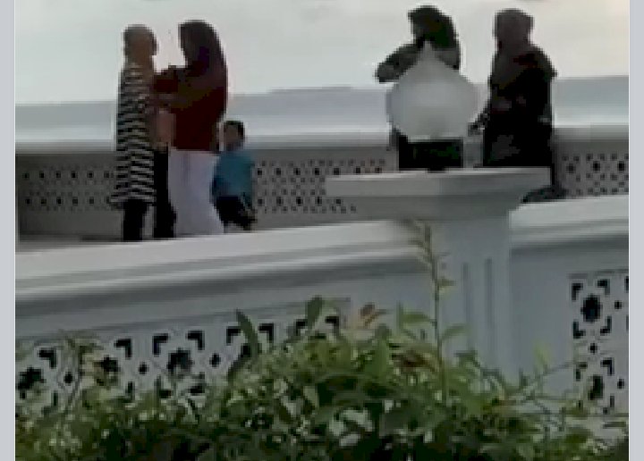 Viral Dua Cewek Joget di Masjid Ikon Wisata Halal Sumbar, MUI: Ruang Publik Dihebohkan Krisis Moral