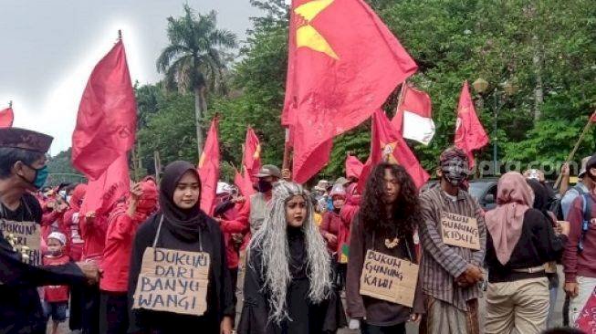 RIP Hati Nurani DPR! 'Dukun' Hingga 'Mak Lampir' Ikut Demo Istana Negara