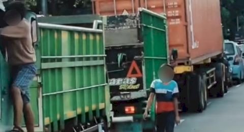 Nahas! Diteriakin Maling Pemalak Sopir Truk di Tol Jagorawi Bonyok Digebukin Warga