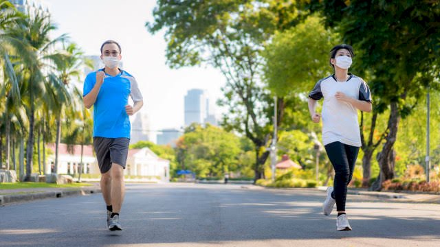 Yuk! Begini Cara Pakai Masker yang Baik Saat Berolahraga di Luar Ruangan