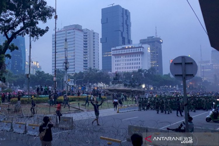 TNI antar Pulang Massa Remaja di Kawasan Patung Kuda