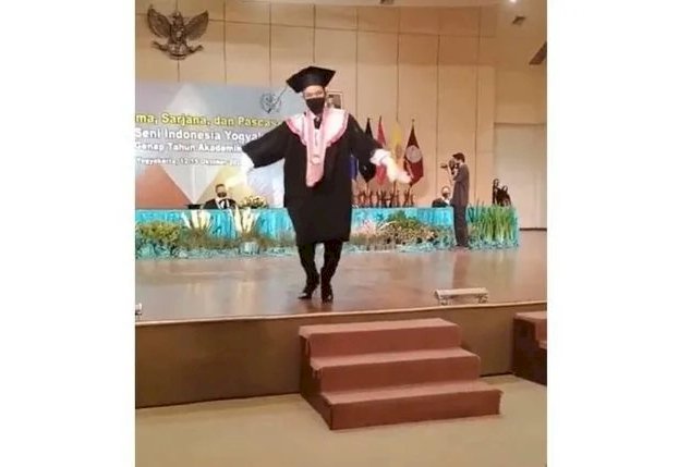 Viral Guys! Mahasiswa Pakai High Heels Saat Wisuda: 'Gaya Androgini'