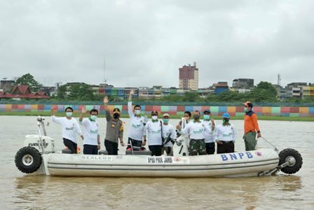 Peringati Hari Lingkungan Hidup, Pjs.Gubernur Lepas 2020 Bibit Ikan di Sungai Batanghari