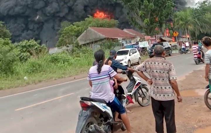 Gudang Penampungan Minyak di Kenali Asam Bawah Kota Jambi Terbakar