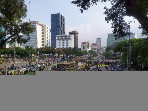Terus Bertambah, Ini Penglihatan Massa Demo di Patung Kuda Sore Ini