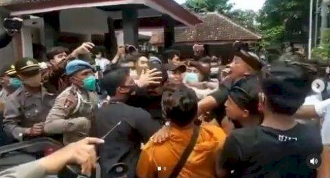Viral! Anggota DPD RI Ini Dipukul Pendemo, Begini Mulanya...