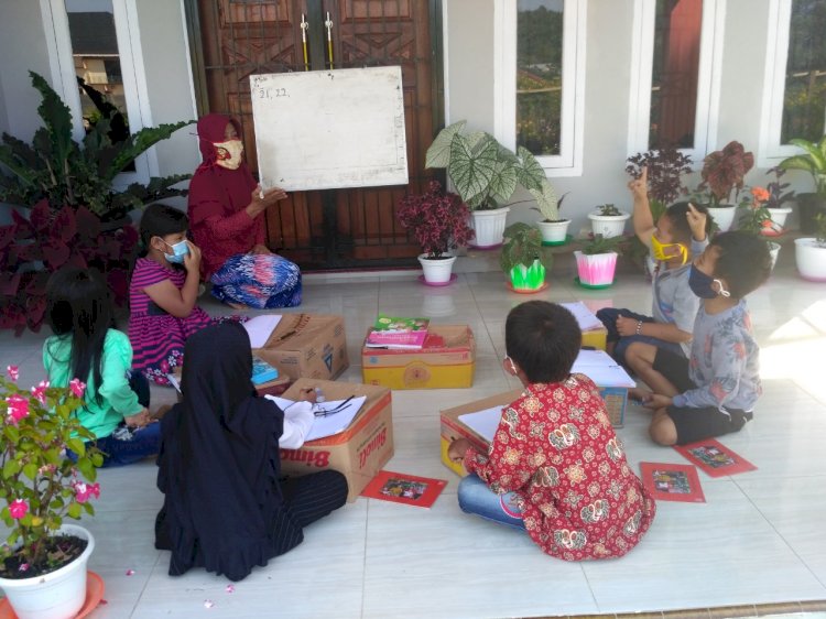 Kisah Suprapti, Seorang Guru SD di Tanjab Barat yang Terus Berjuang Mengajarkan Muridnya di Tengah Pandemi