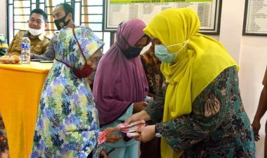 Bupati Muarojambi Serahkan BLT DD di Desa Sarangburung Jaluko