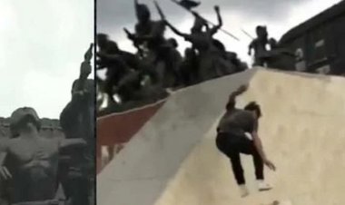 Viral! Remaja Bermain Skateboard di Monumen Gerbong Maut Bondowoso