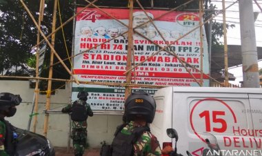 Kerahkan 300 Personel Polres Jakbar Kawal Pencopotan Spanduk Rizieq