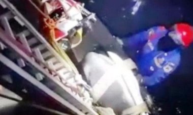 Pemotor Tercebur di Saluran Penghubung di Duren Sawit Bikin Heboh Warga