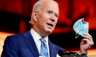 Presiden Terpilih AS Biden Terkilir saat Bermain dengan Anjingnya