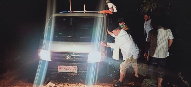 Bantu Warga Dorong Mobil di Tebo, Al Haris: Saya Ingin Dengar Langsung Keluhan Masyarakat