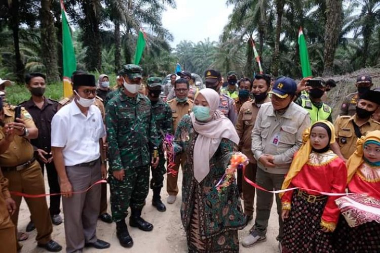 Didampingi Dandim, Bupati Muarojambi Resmikan Pembangunan Jalan di Batas Kabupaten