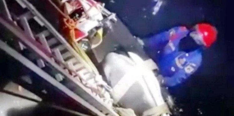 Pemotor Tercebur di Saluran Penghubung di Duren Sawit Bikin Heboh Warga