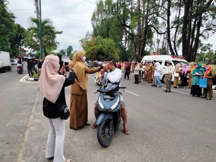 Bagi 30 Ribu Masker, Satgas Covid-19 Bungo: Laporkan Jika Ada yang Sakit