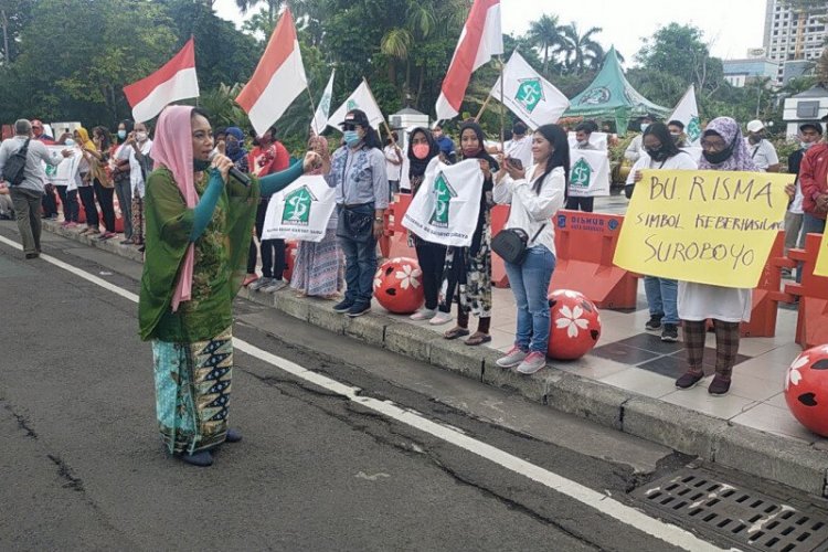 Viral Yel-yel Hancurkan Risma, Puluhan Emak-emak di Surabaya Bela Wali Kota Surabaya Ini: Ikiloh Musuhmu!