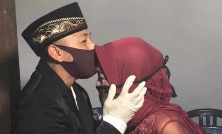 Viral! Pemuda Nikahi Nenek 76 Tahun, Awalnya Iseng Ajak Kawin