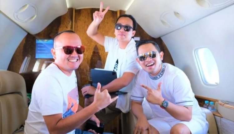 Viral! Crazy Rich Malang Ini Sawer Dollar ke Pengamen di Dalam Jet Pribadi