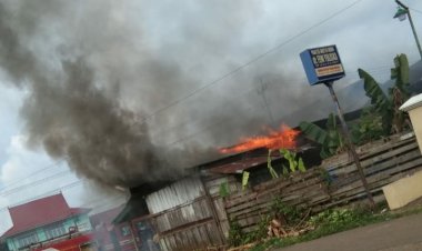 Ditinggal Pergi, Warung Bakso Atik Jujuhan Ludes Terbakar