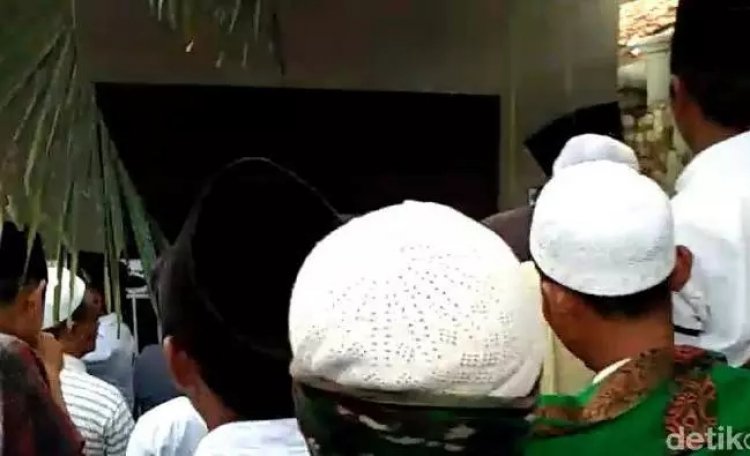 Massa Bela Habib Rizieq Datangi Rumah Ibunda Mahfud MD