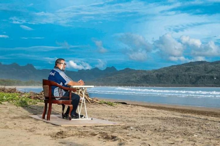 Bersama Cucu Saat di Pantai Teleng Ria Pacitan, SBY: Teringat Masa Kecil yang Indah