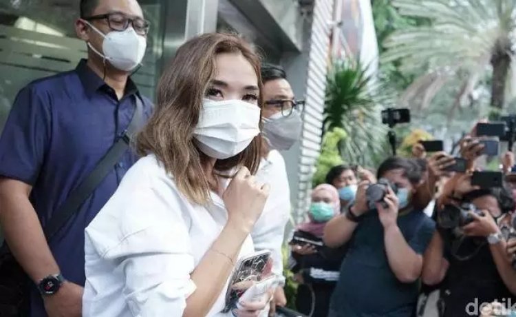Gisel Ngaku ke Hotman Paris Hilang Ponsel 3 Tahun Silam
