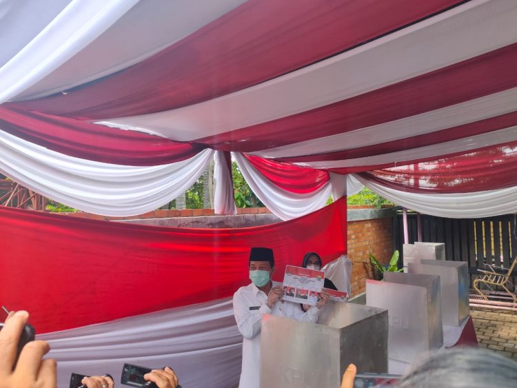 Fachrori dan Istri Gunakan Hak Pilihnya di TPS 08 Telanaipura