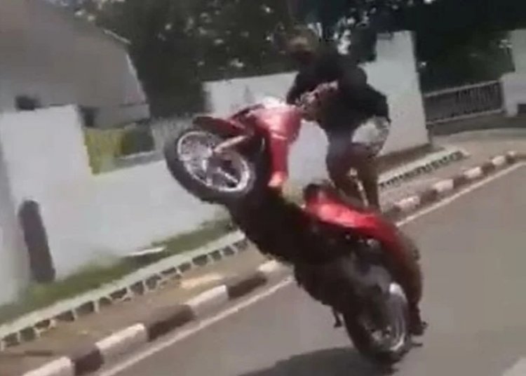 Miris! Viral Freestyle Ugal-ugalan Ini Tabrak Trotoar Hingga Patah Kaki