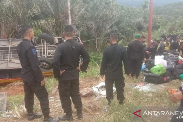 BKO Kerinci, Bus Angkut Brimob Polda Sumsel Terbalik di Muara Emat